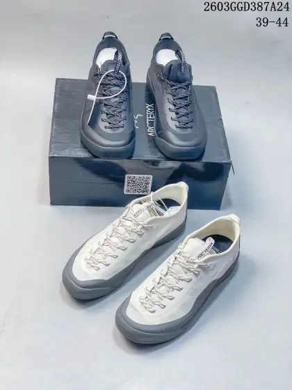 顶级莞产版 Arcteryx始祖鸟 Konseal LT 轻量舒适防滑低帮登山攀岩鞋 Konseal LT是始祖鸟专为竞技攀岩和高难度技术路线设计的轻量级攀岩鞋,以极致精简的重量和精准贴合的性能,助你在岩壁上实现无感操控. 轻量化设计,采用超薄耐磨鞋面与精简中底.精准贴合,3D针织袜套式结构+微调魔术贴,实现裸足般的包裹感.高性能大底,Vibram® XS Edge橡胶配方,提供苛刻岩壁上的卓越摩擦力和边缘支撑力.不对称鞋头,前掌微微上翘,集中发力点,攻克仰角与细小岩隙更高效. GGD387A24